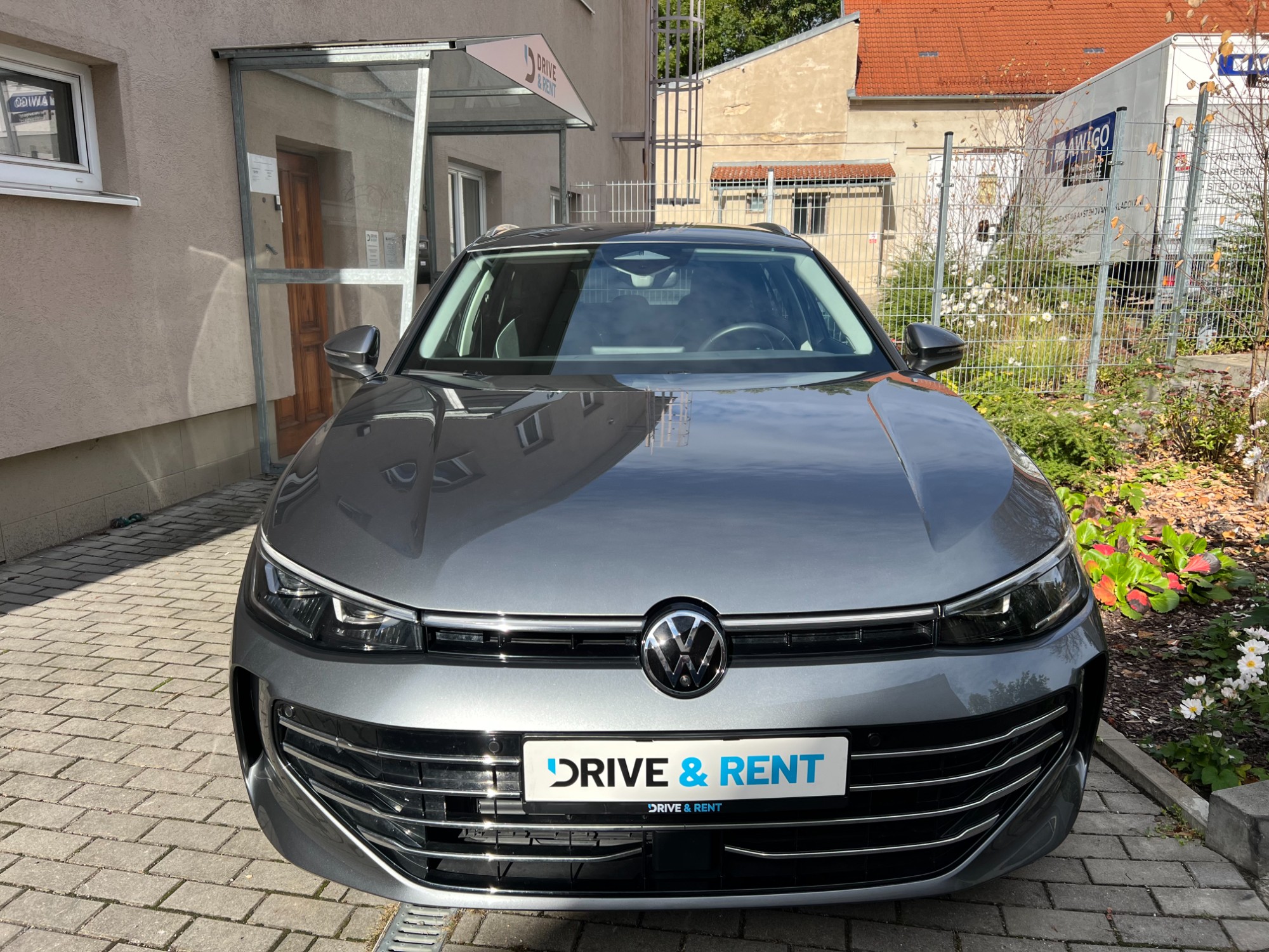 Volkswagen Passat Elegance zepředu s úzkými světlomety a chromovanými lištami masky