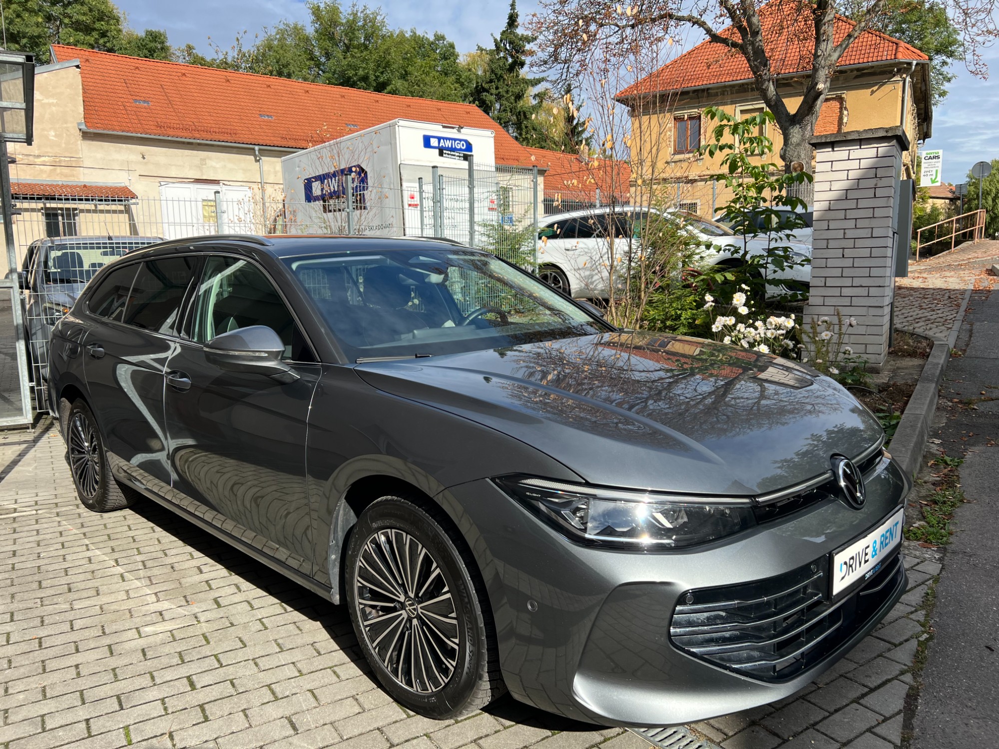 Šedý Volkswagen Passat Elegance při pohledu na přední část a pravý bok