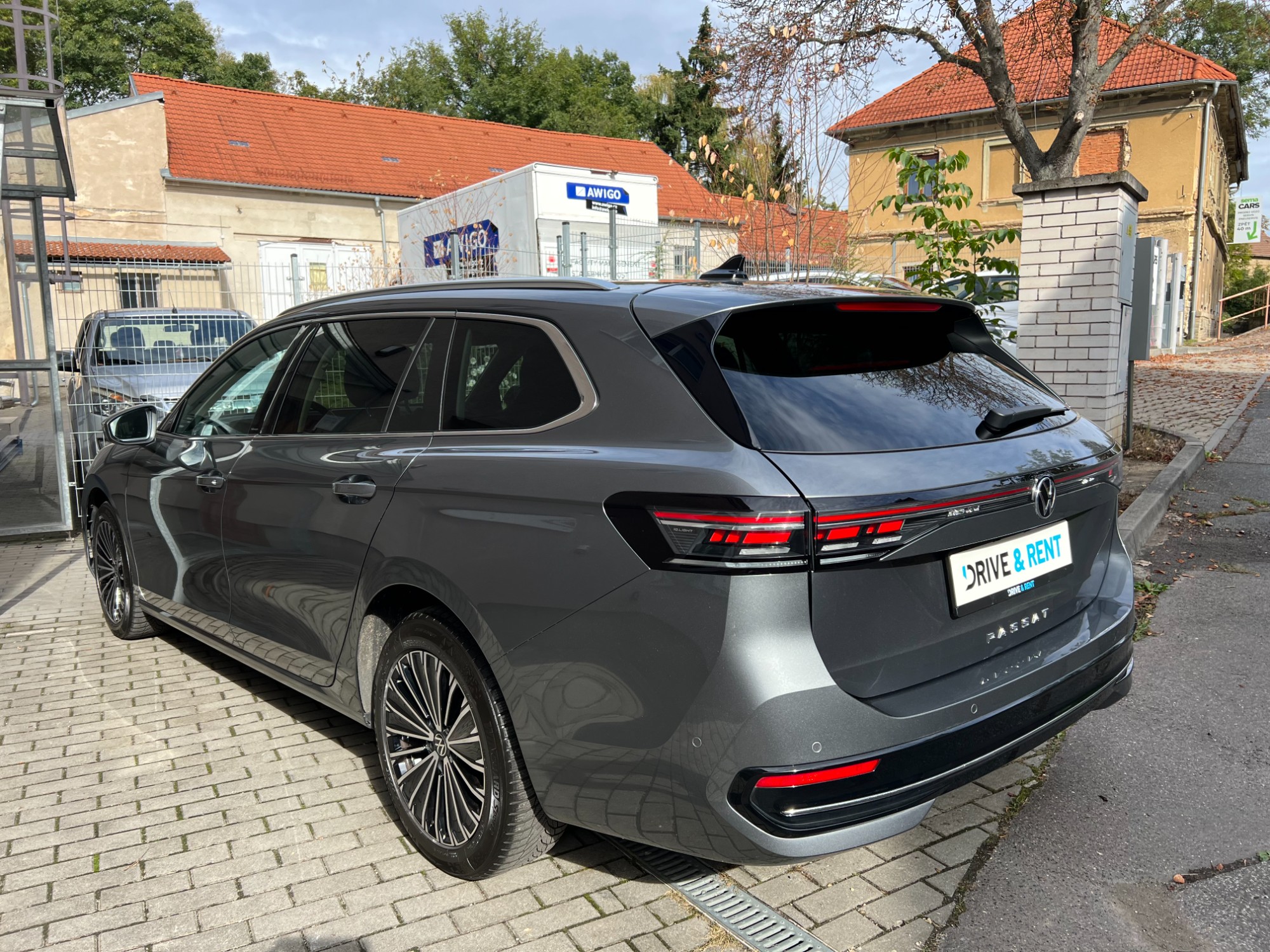 Volkswagen Passat Elegance zezadu a z boku s propojenými zadními světly