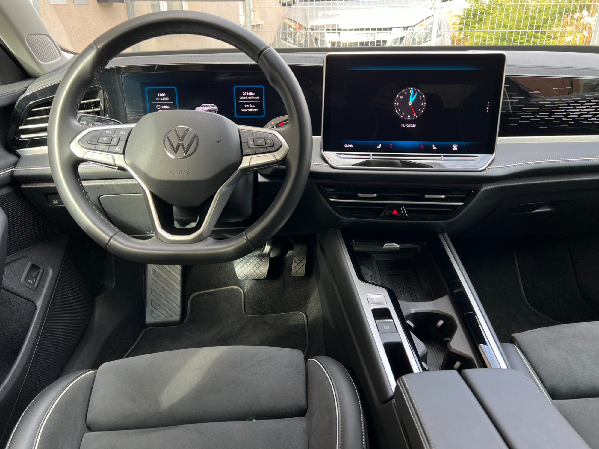 Volant, digitální přístrojový štít a centrální dotykový displej Volkswagenu Passat