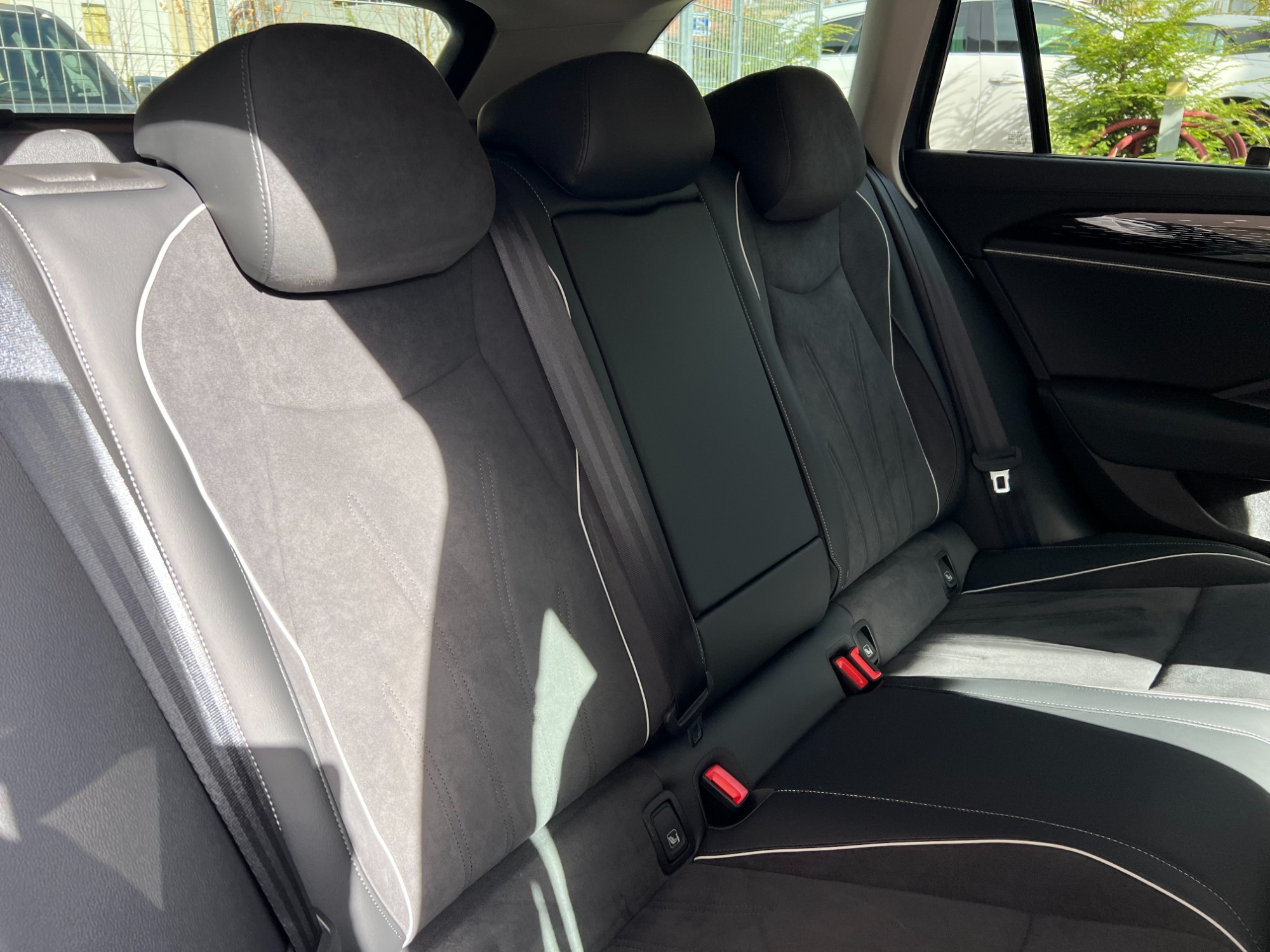 Zadní lavice Volkswagenu Passat se třemi opěrkami hlavy a úchyty ISOFIX