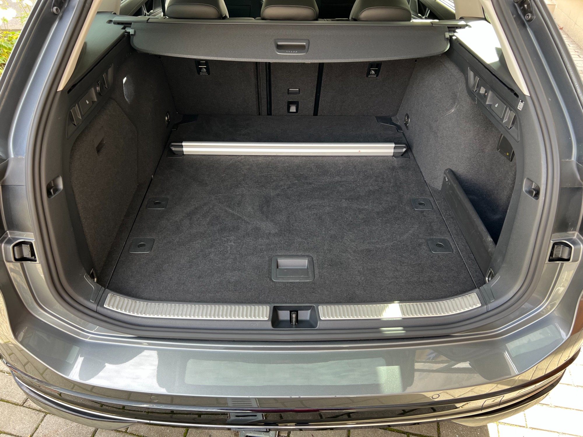 Otevřený zavazadlový prostor Volkswagenu Passat Variant s roletou a vzpřímenými zadními opěradly