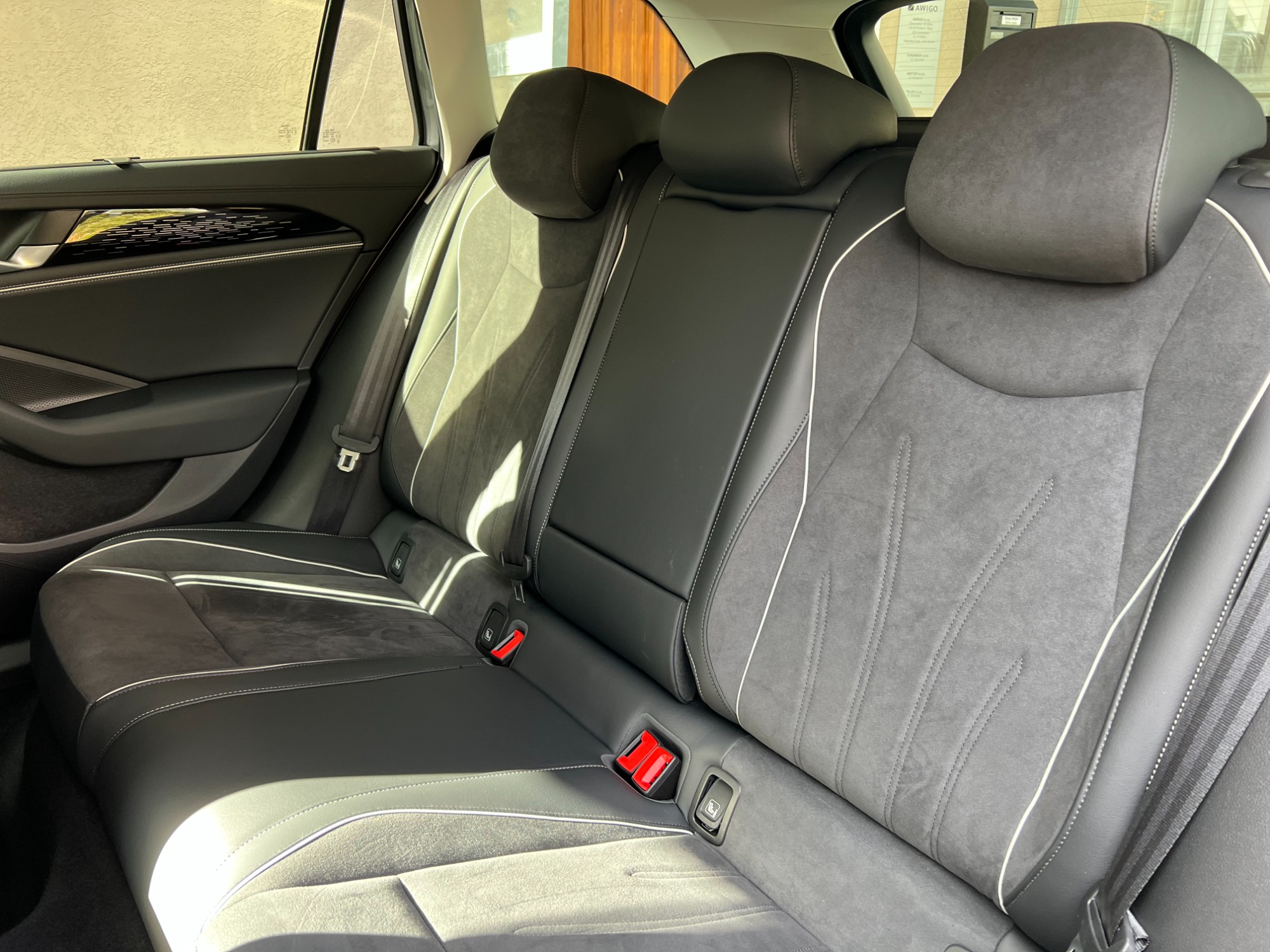 Detail čalounění zadních sedadel Volkswagenu Passat a úchytů ISOFIX