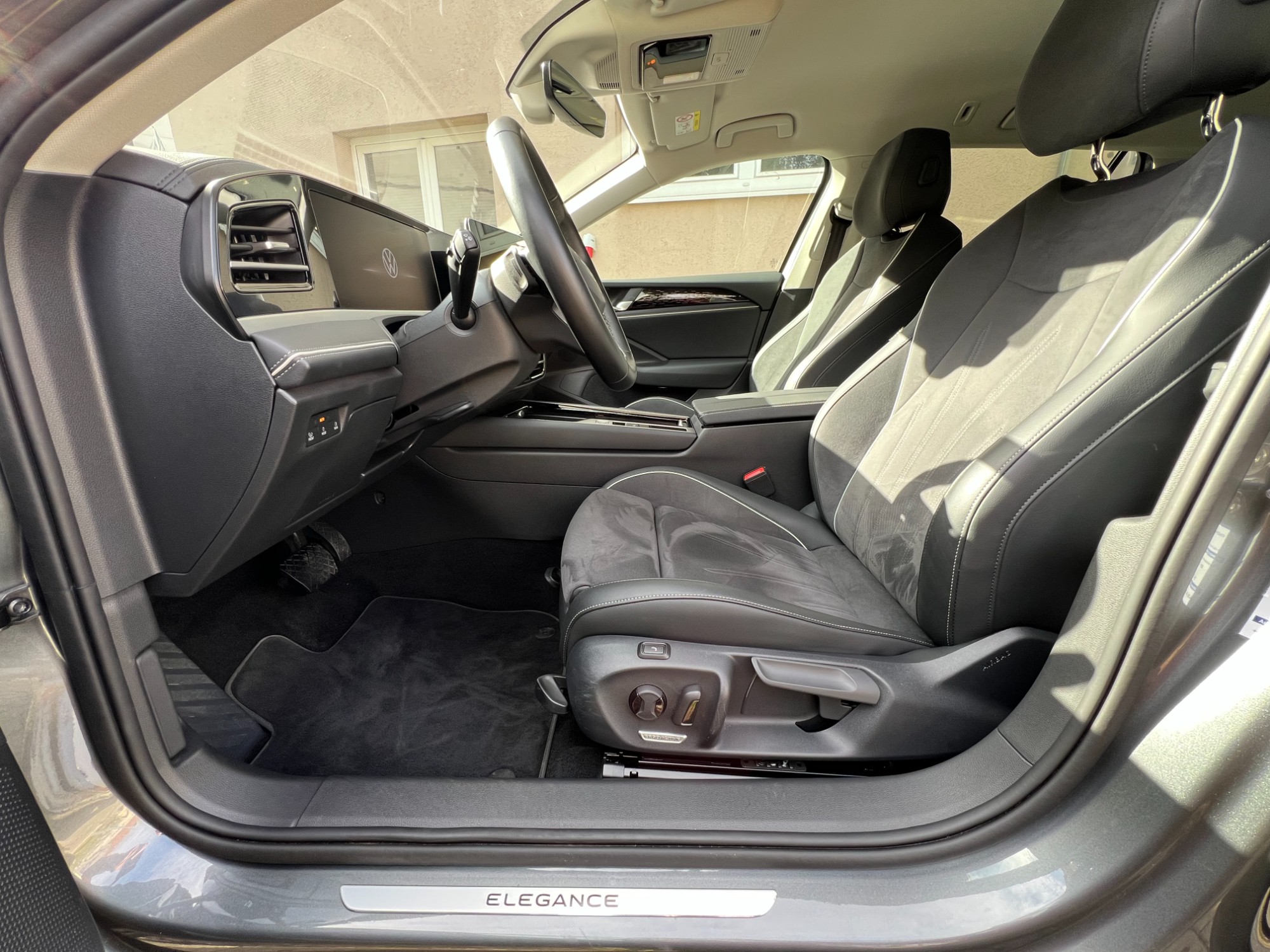 Sedadlo řidiče Volkswagenu Passat s ovládáním nastavení a prahovou lištou Elegance